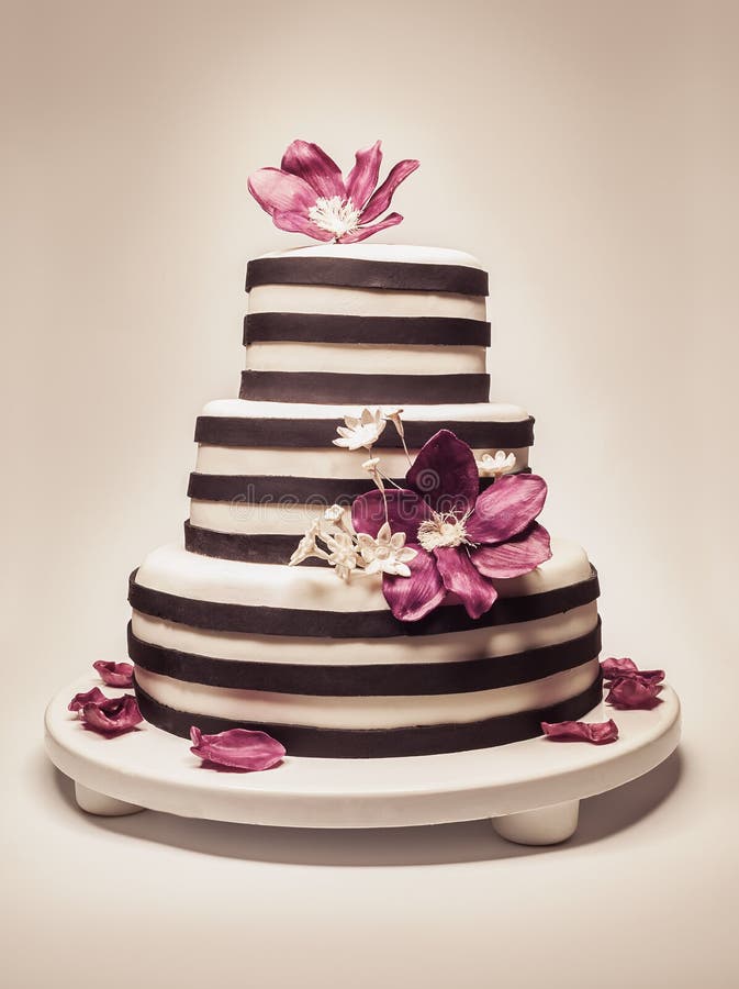 Hochzeit Oder GeburtstagsKuchen Stockbild Bild von fertigkeit