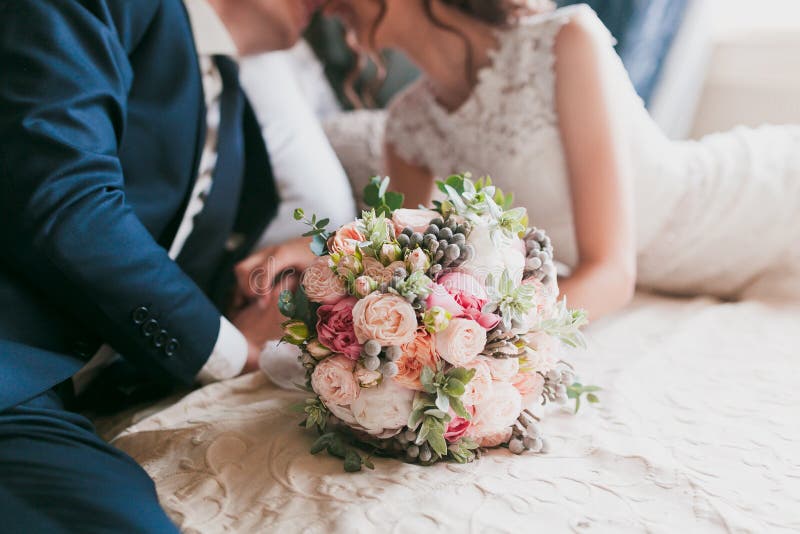 Hochzeits-Blumenstrauß mit Braut und Bräutigam lizenzfreies stockbild Hochzeits-Blumenstrauß mit Braut und Bräutigam lizenzfreies stockbild