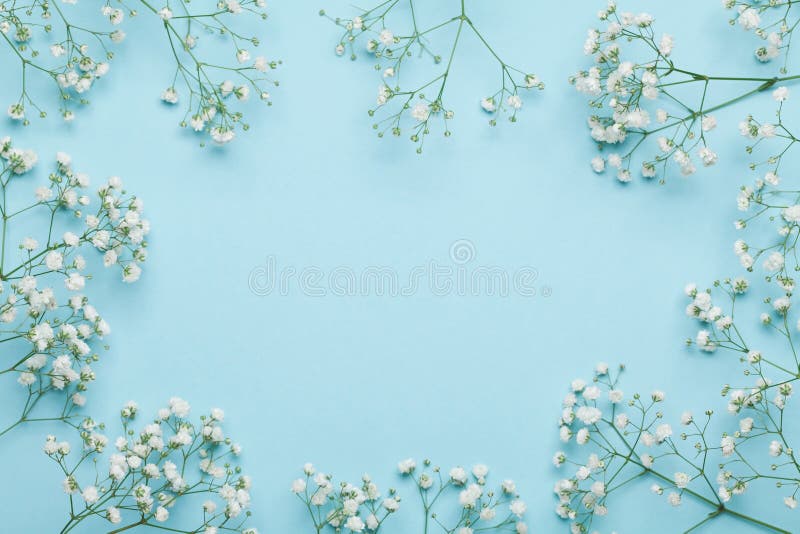 Hochzeitsblumenrahmen auf blauem Hintergrund von oben Schönes Blumenmuster flache Lageart