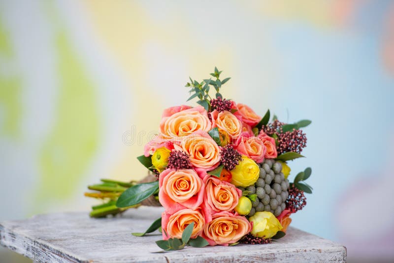 Hochzeitsblumenstrauß mit schönen orange Rosen und YE stockfotos Hochzeitsblumenstrauß mit schönen orange Rosen und YE stockfotos