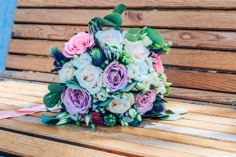 Hochzeitsblumenstrauß von purpurroten und beige Rosen und von schneeweißem lisianthus Nahaufnahme lizenzfreies stockbild Hochzeitsblumenstrauß von purpurroten und beige Rosen und von schneeweißem lisianthus Nahaufnahme lizenzfreies stockbild