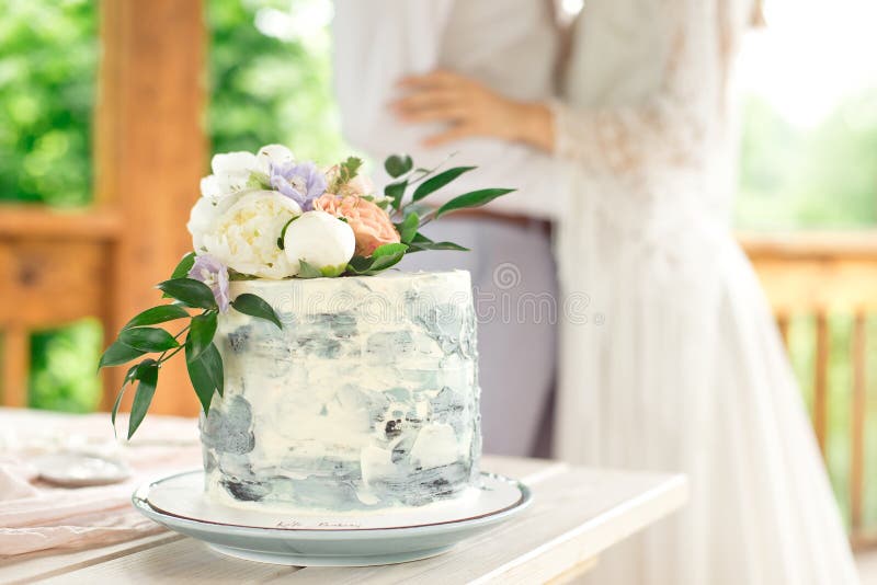 Hochzeitsdekorationstabelle im Garten, Blumengesteck, in der Artweinlese auf im Freien Hochzeits-Kuchen mit Blumen verziert lizenzfreies stockbild Hochzeitsdekorationstabelle im Garten, Blumengesteck, in der Artweinlese auf im Freien Hochzeits-Kuchen mit Blumen verziert lizenzfreies stockbild
