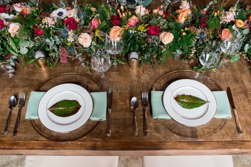 Hochzeitsempfanggedeck mit Blumenvorbereitungen stockfotos Hochzeitsempfanggedeck mit Blumenvorbereitungen stockfotos