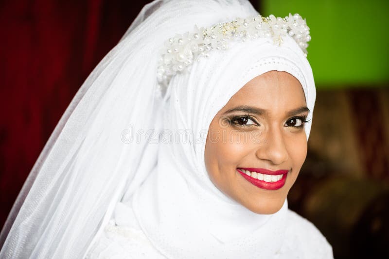 Hochzeitskleiderkopftuchporträtlächeln der moslemischen Schönheit der Braut jungen schönen weißes lizenzfreie stockfotografie