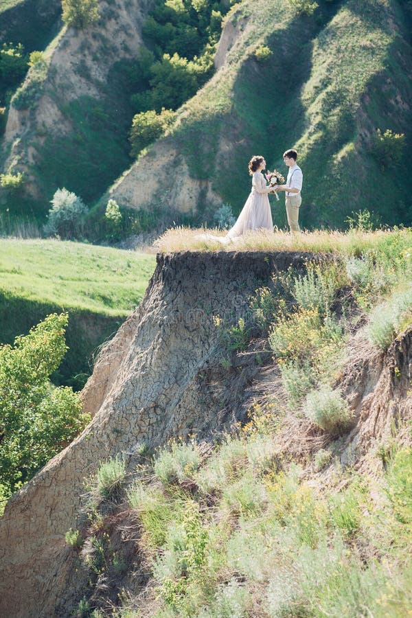 Hochzeitspaare auf Natur Braut und Bräutigam, die an der Hochzeit umarmen lizenzfreies stockbild Hochzeitspaare auf Natur Braut und Bräutigam, die an der Hochzeit umarmen lizenzfreies stockbild
