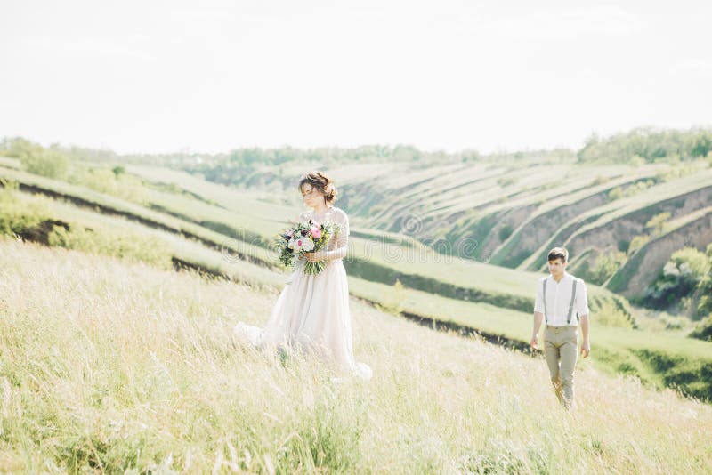 Hochzeitspaare auf Natur Braut und Bräutigam Fotografie der schönen Kunst stockfotos Hochzeitspaare auf Natur Braut und Bräutigam Fotografie der schönen Kunst stockfotos