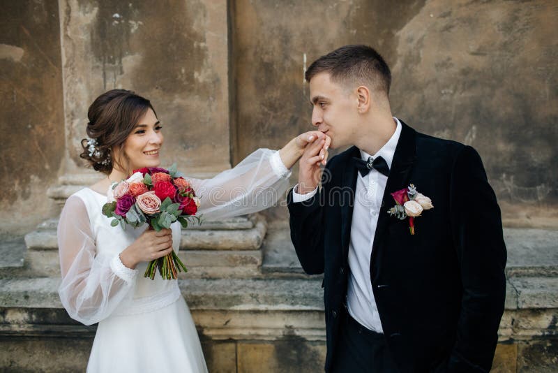 Hochzeitspaare, die in der Stadt aufwerfen lizenzfreies stockbild Hochzeitspaare, die in der Stadt aufwerfen lizenzfreies stockbild