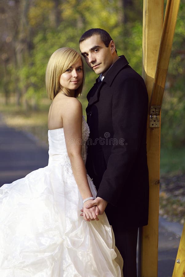 Hochzeitspaare am Herbstpark Schönes verheiratetes Paar im Th lizenzfreie stockfotografie Hochzeitspaare am Herbstpark Schönes verheiratetes Paar im Th lizenzfreie stockfotografie