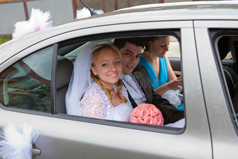 Hochzeitspaare im Auto lizenzfreies stockbild Hochzeitspaare im Auto lizenzfreies stockbild