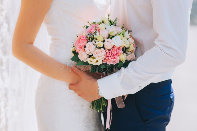Hochzeitspaare mit Blumenstrauß stockfoto Hochzeitspaare mit Blumenstrauß stockfoto