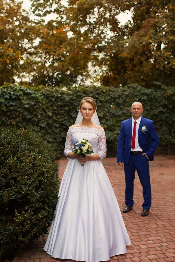 Hochzeitsphotographiejungvermählten auf einem Weg stockfoto Hochzeitsphotographiejungvermählten auf einem Weg stockfoto