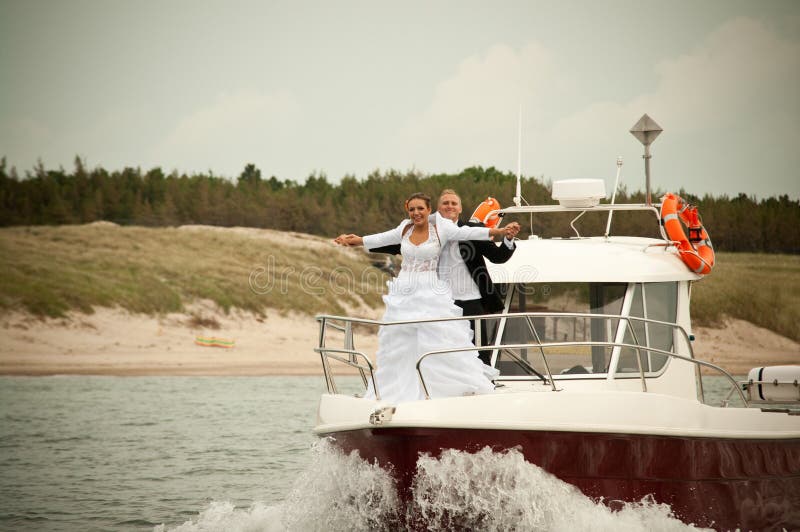 Hochzeitsszene auf Motorboot