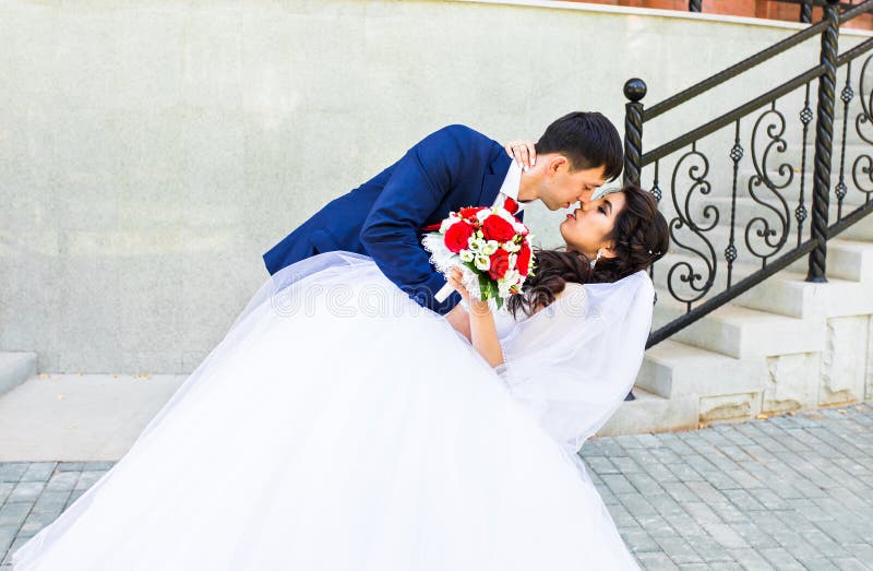 Hochzeitstanz der Braut und des Bräutigams stockfoto Hochzeitstanz der Braut und des Bräutigams stockfoto