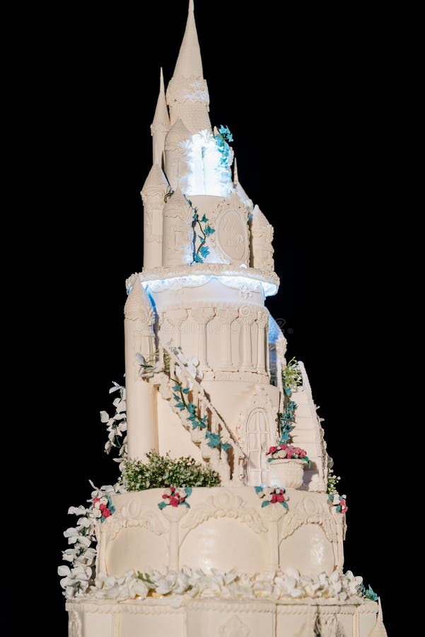 Hochzeitstorte an der Hochzeit auf dem Tisch stockfotos Hochzeitstorte an der Hochzeit auf dem Tisch stockfotos