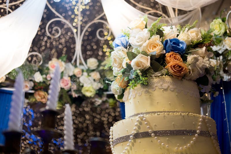 Hochzeitstorte in der Luxushotelhalle stockfotos Hochzeitstorte in der Luxushotelhalle stockfotos