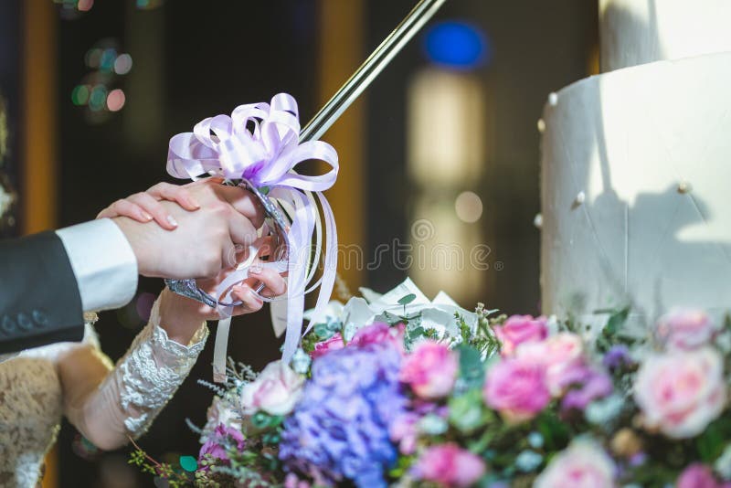 Hochzeitstorte 8 herrliche Braut und stilvoller Br?utigam, die stilvolle Hochzeitstorte mit Blumen am Hochzeitsempfang im Restaur lizenzfreies stockfoto Hochzeitstorte 8 herrliche Braut und stilvoller Br?utigam, die stilvolle Hochzeitstorte mit Blumen am Hochzeitsempfang im Restaur lizenzfreies stockfoto
