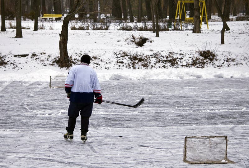 Hockey de rue sur le parc d'hiver photos stock Hockey de rue sur le parc d'hiver photos stock
