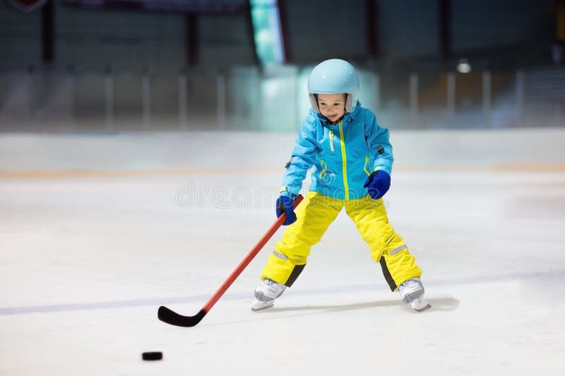 Hockey su ghiaccio del gioco di bambini Scherza gli sport invernali fotografie stock libere da diritti Hockey su ghiaccio del gioco di bambini Scherza gli sport invernali fotografie stock libere da diritti