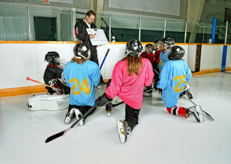 Hockey-Zug mit Spielern an der Praxis stockbilder Hockey-Zug mit Spielern an der Praxis stockbilder