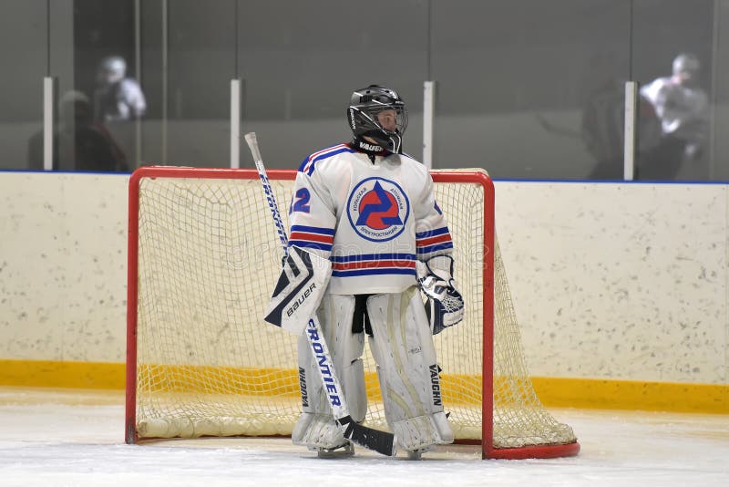 Hockeygoalie på porten arkivfoton Hockeygoalie på porten arkivfoton