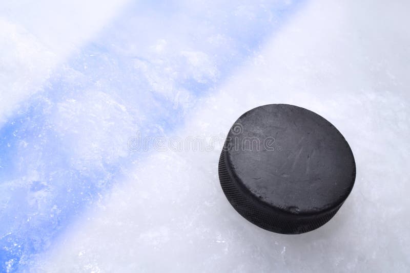 Hockeypuck op ijs royalty-vrije stock foto Hockeypuck op ijs royalty-vrije stock foto