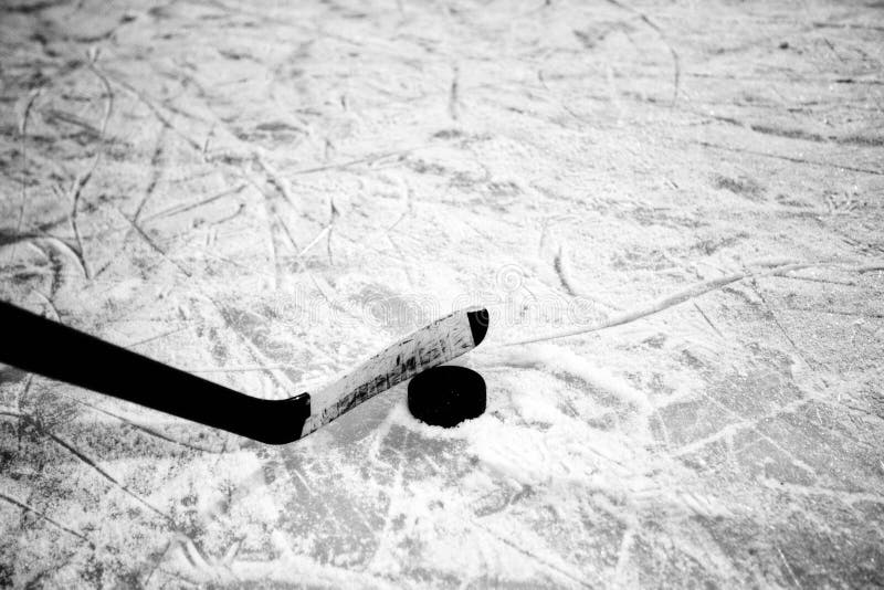 Hockeyschläger und Kobold auf Eis stockbild Hockeyschläger und Kobold auf Eis stockbild