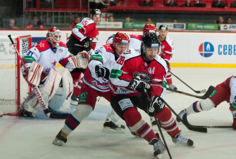 Hockeyspieler von CSKA (Moskau) und der Kampf Donbass (Donetsk) für den Kobold lizenzfreies stockfoto Hockeyspieler von CSKA (Moskau) und der Kampf Donbass (Donetsk) für den Kobold lizenzfreies stockfoto