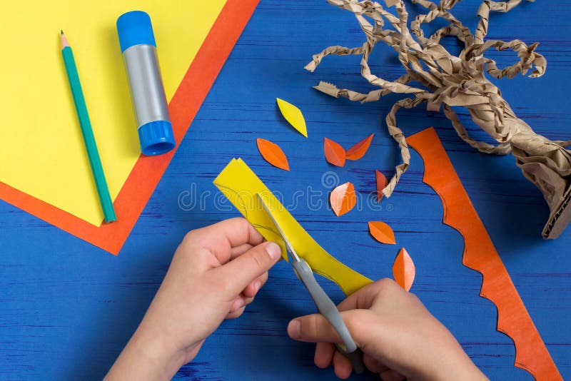 Hoe te samen met de boom van de kindherfst te maken Stap 8 stock afbeeldingen Hoe te samen met de boom van de kindherfst te maken Stap 8 stock afbeeldingen