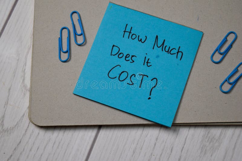 Hoeveel kost het? schrijven op plakbiljet op houten tafel
