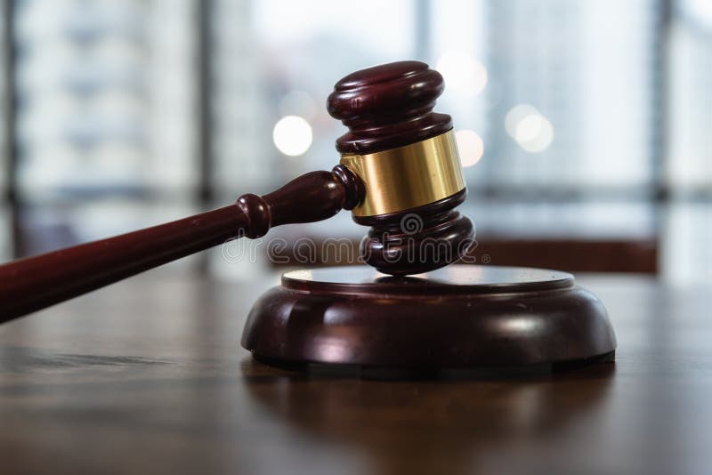 Hof van Justitie, Wet en Regelconcept, de Hamer van de Rechter op de Lijst royalty-vrije stock foto Hof van Justitie, Wet en Regelconcept, de Hamer van de Rechter op de Lijst royalty-vrije stock foto