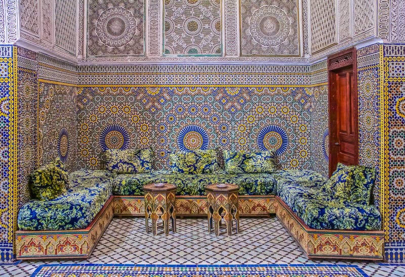 Hof verziert mit Mosaik und Carvings in einem marokkanischen riad stockfotografie Hof verziert mit Mosaik und Carvings in einem marokkanischen riad stockfotografie