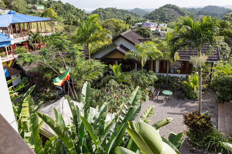 Hof werf van Bob Marley Museum met Heuvelige berg zij Negen Miles Jamaica royalty-vrije stock afbeeldingen Hof werf van Bob Marley Museum met Heuvelige berg zij Negen Miles Jamaica royalty-vrije stock afbeeldingen