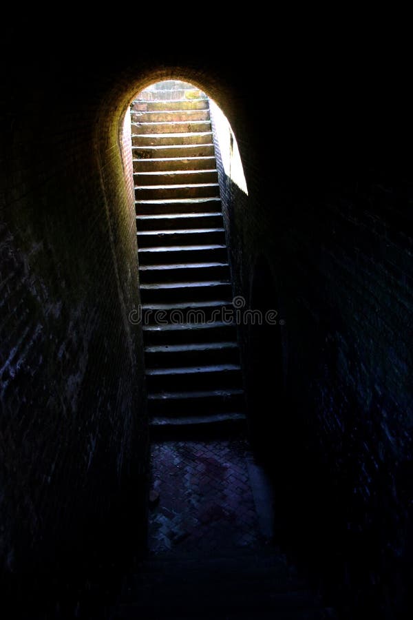 Hoffnung (Treppen aus Gefängnis/Dungeon heraus) lizenzfreie stockbilder Hoffnung (Treppen aus Gefängnis/Dungeon heraus) lizenzfreie stockbilder