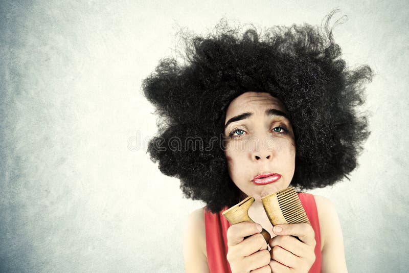 Hoffnungslose Frau kann ihr Haar nicht kämmen, weil sie ihren Kamm brach stockbilder Hoffnungslose Frau kann ihr Haar nicht kämmen, weil sie ihren Kamm brach stockbilder