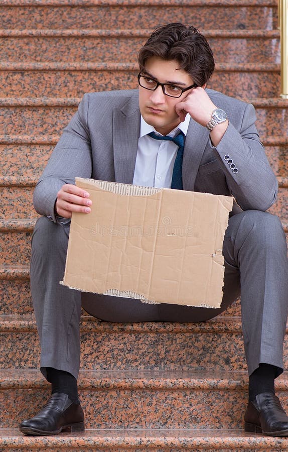 Hoffnungsloser Gesch?ftsmann, der auf der Stra?e bittet stockfotos Hoffnungsloser Gesch?ftsmann, der auf der Stra?e bittet stockfotos