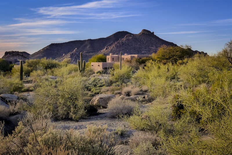 Hogar del adobe del paisaje del desierto de Arizona fotografía de archivo Hogar del adobe del paisaje del desierto de Arizona fotografía de archivo