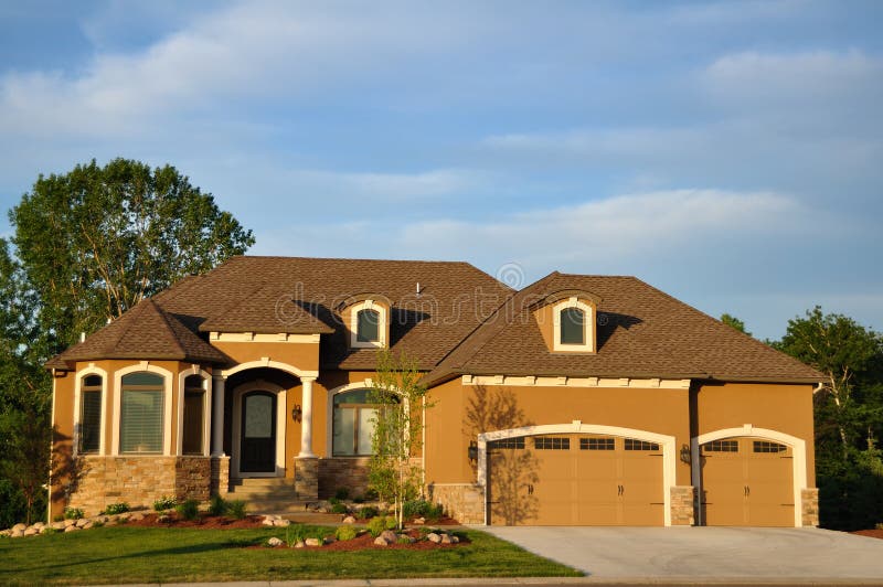 Hogar Del Americano Del Estilo Del Rancho De Brown Foto de archivo