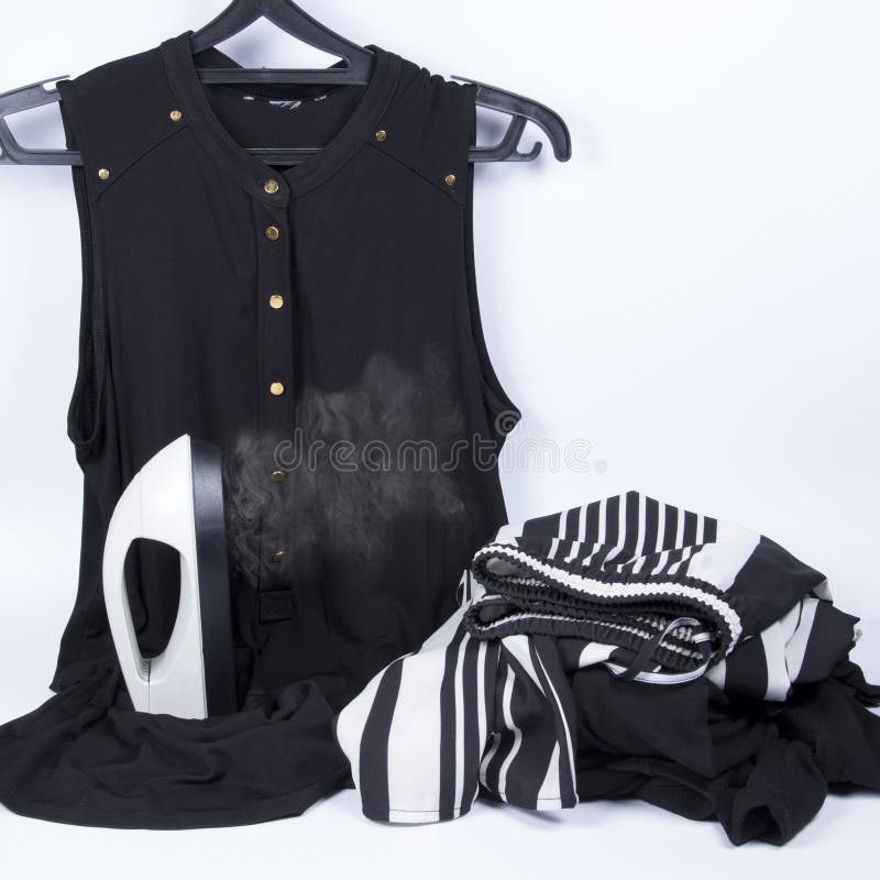 Hogar Portátil Y Vapor De Prendas De Vestir Para Ropa Y Blusa Negra Al Colgar Sobre Fondo Blanco. Ropa. Tareas Domésticas Con Fluj Foto de archivo - Imagen de housework, negro: 209556418 Hogar Portátil Y Vapor De Prendas De Vestir Para Ropa Y Blusa Negra Al Colgar Sobre Fondo Blanco. Ropa. Tareas Domésticas Con Fluj Foto de archivo - Imagen de housework, negro: 209556418