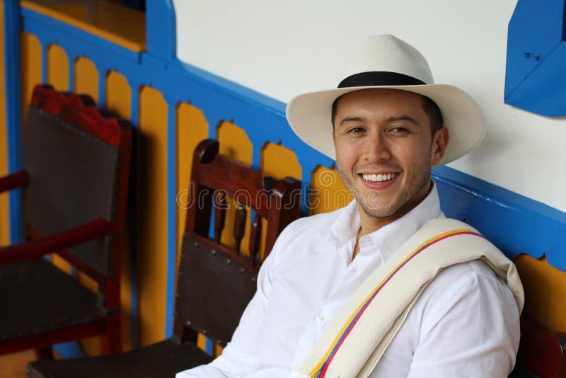 Hogar que se sienta del hombre suramericano tradicional fotografía de archivo Hogar que se sienta del hombre suramericano tradicional fotografía de archivo
