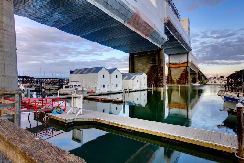 Hogares del agua debajo del puente Tacoma, WA imágenes de archivo libres de regalías Hogares del agua debajo del puente Tacoma, WA imágenes de archivo libres de regalías