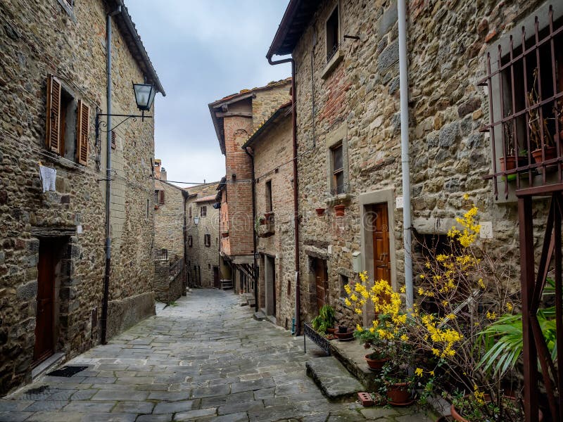 Hogares medievales empleados las paredes de la ciudad en Cortona, Toscana foto de archivo Hogares medievales empleados las paredes de la ciudad en Cortona, Toscana foto de archivo