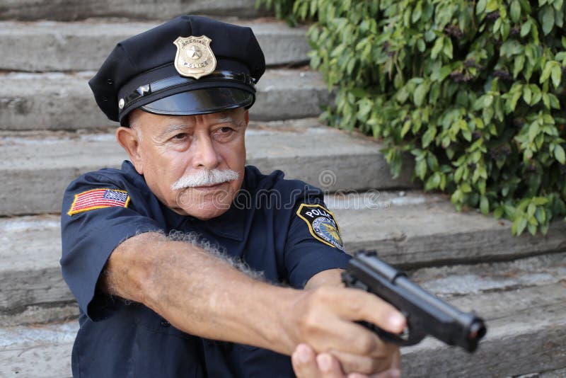 Hoge Amerikaanse Politie Die Met Pistool Naar De Muur Wijst Stock - Image of pistool, bedrijf: 229113780