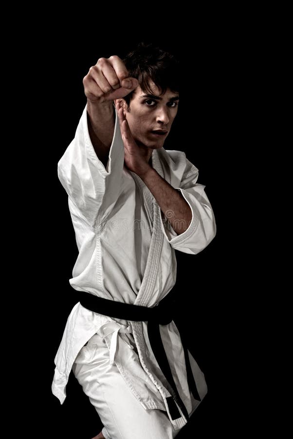 Hoge de karate jonge mannelijke vechter van het Contrast op zwarte