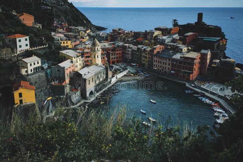 Hoge die hoek van vijver met boten dichtbij het gebouw in Vernazza wordt geschoten royalty-vrije stock afbeelding Hoge die hoek van vijver met boten dichtbij het gebouw in Vernazza wordt geschoten royalty-vrije stock afbeelding