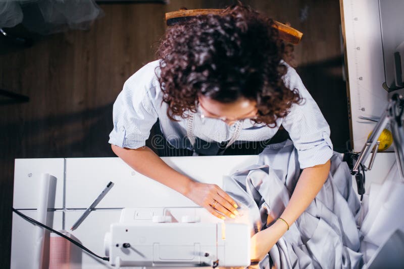 Hoge die mening van naaisterzitting voor naaimachine en het werken wordt geschoten stock fotografie Hoge die mening van naaisterzitting voor naaimachine en het werken wordt geschoten stock fotografie