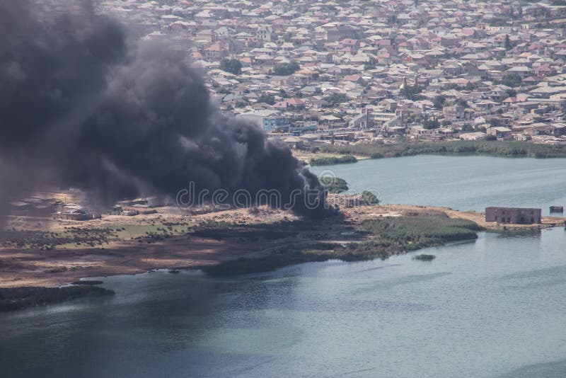 Hoge hoekmening van rook het uitspreiden van de bouw Brandstichting van industrieel pakhuis, het grote rookwolk uitspreiden met w royalty-vrije stock foto Hoge hoekmening van rook het uitspreiden van de bouw Brandstichting van industrieel pakhuis, het grote rookwolk uitspreiden met w royalty-vrije stock foto