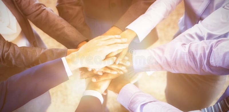 Hoge hoekmening van zakenlui die handen stapelen stock foto's Hoge hoekmening van zakenlui die handen stapelen stock foto's