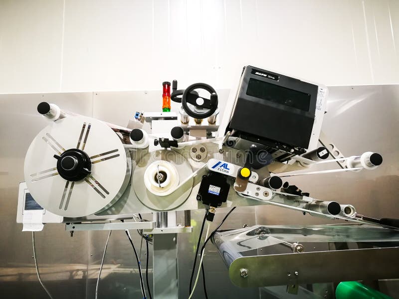 Hoge prestaties etiketteringsmachine zelfklevend die etiketinstrument wordt ontworpen om in verpakkende lijnen worden ge?ntegreer stock afbeelding Hoge prestaties etiketteringsmachine zelfklevend die etiketinstrument wordt ontworpen om in verpakkende lijnen worden ge?ntegreer stock afbeelding