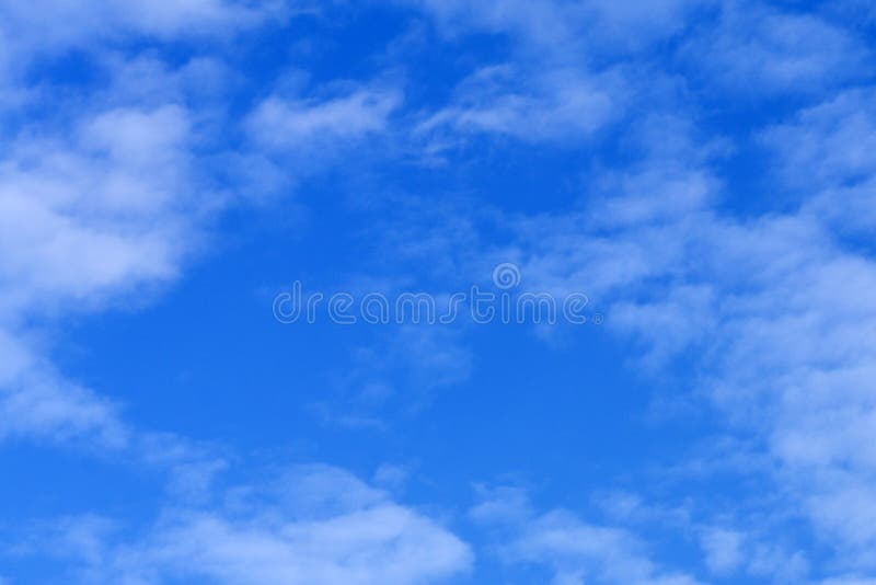 Hoge resolutiefoto van cumuluswolken tegen een onduidelijk beeldhemel Grote achtergrond voor samenstellingen stock foto Hoge resolutiefoto van cumuluswolken tegen een onduidelijk beeldhemel Grote achtergrond voor samenstellingen stock foto