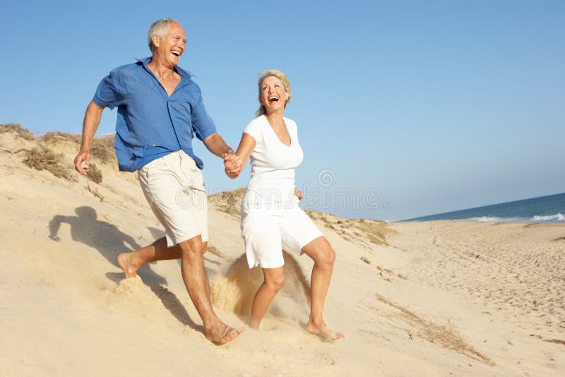 Hoger Paar dat van het Lopen van de Vakantie van het Strand geniet